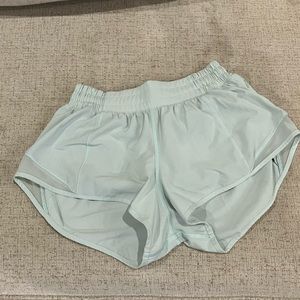 lululemon hotty hot low-rise lined short 2.5”
